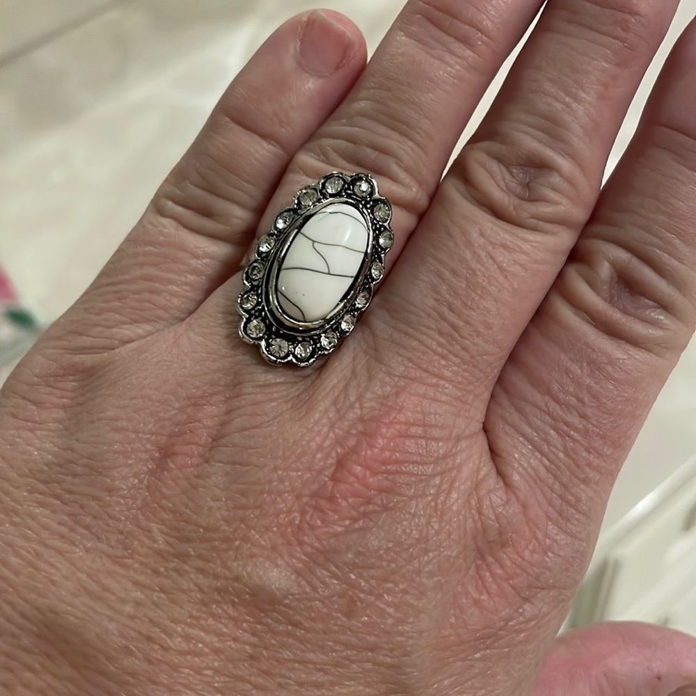 Beautiful vintage ring with white stone with gray lines